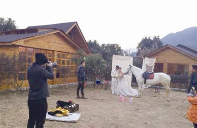 “马上体”马年走红马场成婚纱照热门取景地