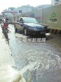 大楼地下室排水水流成河淹路数百米(图)