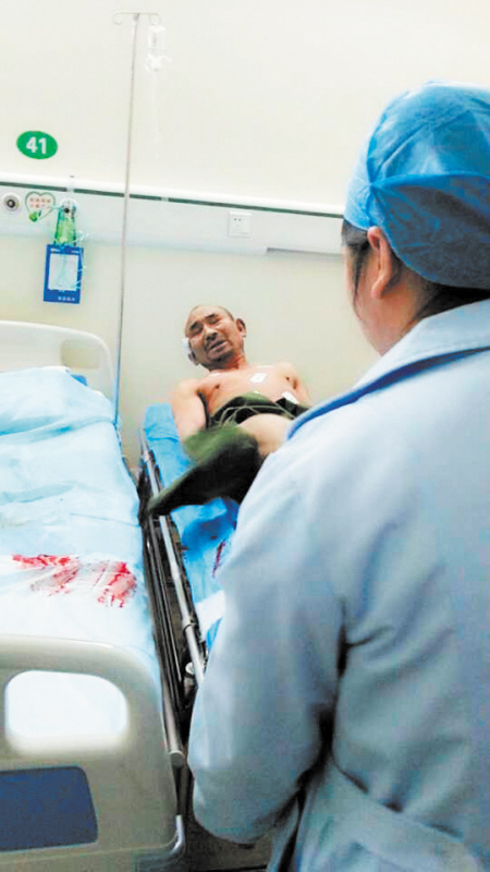 老人扫马路被撞自称没有亲人医院不问钱先救人