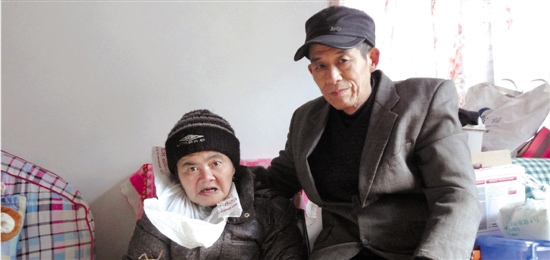 妻子患帕金森氏病症全身瘫痪丈夫无私守护25年