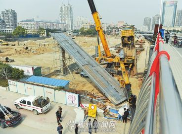 福州一工地吊车疑误操作20多吨钢箱梁意外坠落