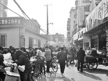 上百个流动摊贩占道猪肉摊堵在警务室门口(图)