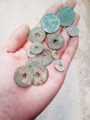 网友赤水河边挖出清代铜钱相关部门称私挖违法