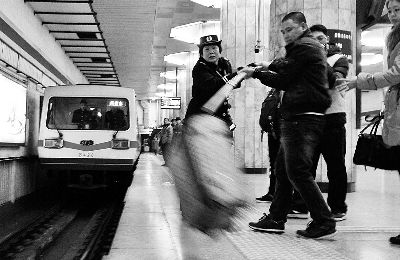 ���³�����������ͣ�������˱��������ߣ�ͼ��