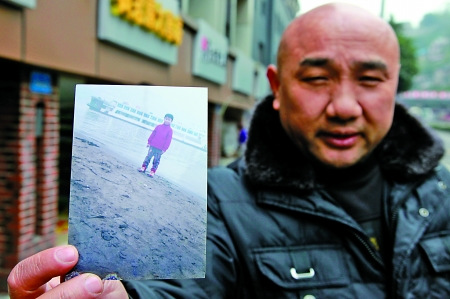 男子捡来女孩抚养二十年自己8岁时父母双亡