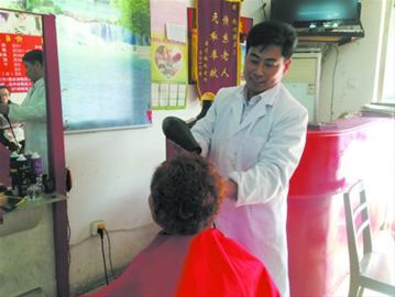 男子为报恩立志做好事15年敬老义务理发(图)