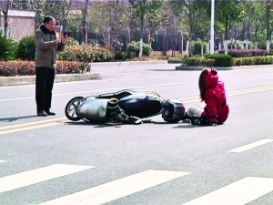 大叔路遇被撞倒地女子先拍照取证再扶人(组图)