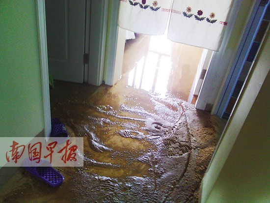 业主家卫生间污水反涌维修工“摆乌龙”住户家被淹