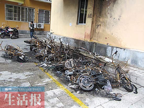 市民私拉电线为电驴充电引发火灾烧毁10辆电动车