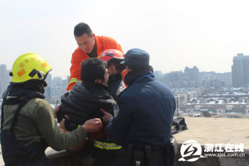 妻子工伤失禁男子索赔遇阻欲跳楼消防员救人