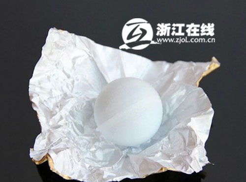 双节撞车创意礼物受捧:拨开巧克力竟是安全套