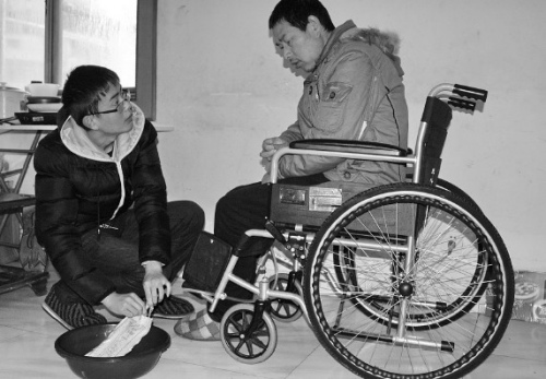 男孩带病母上学家乡父亲瘫痪分身乏术陷两难