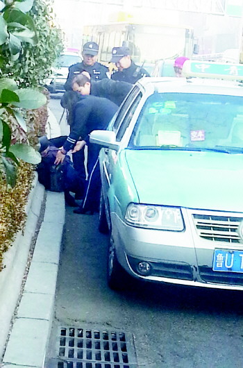 青岛一八旬翁摔倒街头路人围成圈施救助其脱险