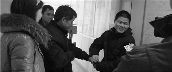 杭州的哥送断指孩子去上海到医院后分文未收返回