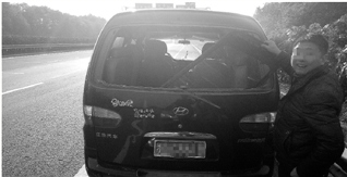 男子高速上闹肚子下车“方便”不料被锁车外