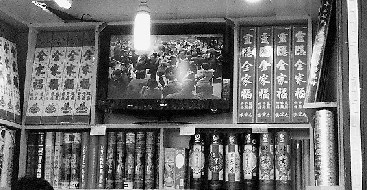 杭州寺庙禁止外带香烛商贩教游客如何“藏”香