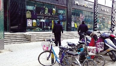 23��С�����¥׹������ϵ�ź�ɫ����Ե�ߡ�