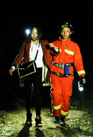 4人被困景区湖中烧衣取暖警民7小时营救(图)