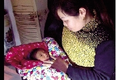 婴儿脐带未剪被弃旧纸箱搓背师傅无意发现救起