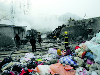 废品收购站起火燃烧近三小时火苗蹿起10米多高