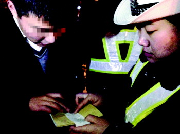 遇到查酒驾竟弃车逃跑酒司机驾驶证被暂扣6个月