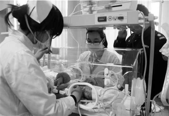 清洁阿姨垃圾桶里捡男婴解开扣子一把放进怀里