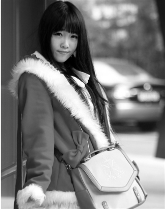 杭州女孩宅家中跳舞拍视频希望实现动漫梦想(图)