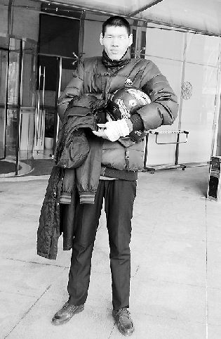 孝顺儿子初尝养家之苦2米07身高成找工作最大障碍