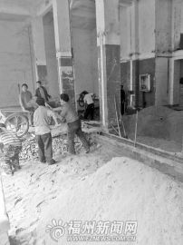 店主凿地板挖半米空间业主心忧房屋安全坚决反对