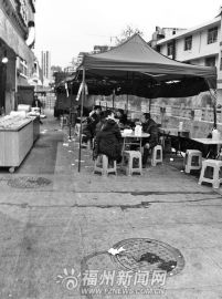 十几米河面漂满快餐盒三年时间无人管(图)