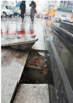 金华一街口路面出现一米深大洞投诉半月无人修