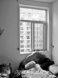 5岁男童爬上5楼窗台找妈妈居民慌忙报警