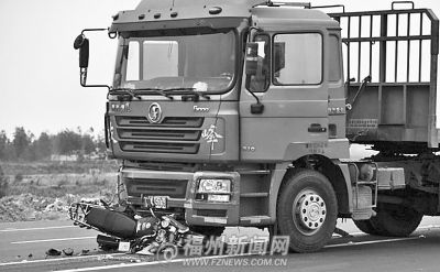 一家人骑摩托车去看海撞上货车外公外孙女身亡