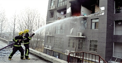 住户家中发生燃气爆炸男子被炸飞坠楼而亡(图)