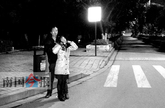 男子怀疑妻子有外遇用尖刀顶住其脖子逼认错(图)