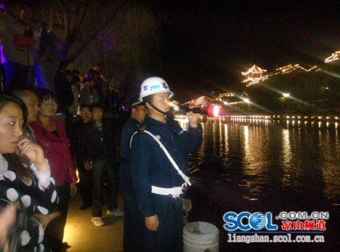 母亲去世少女跳河轻生保安下水救起自己溺亡