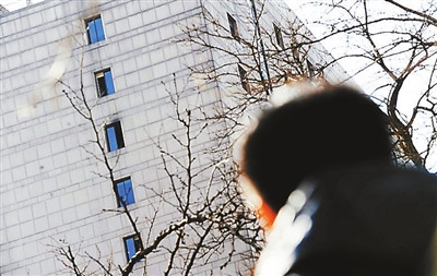 北京一高楼窗户冒黑烟十余消防车急救援