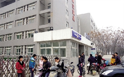 家具生产车间失火工人架梯传递水桶接力灭火