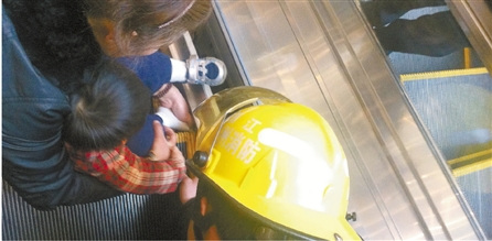 自动扶梯“咬”住20个月大宝宝消防官兵紧急救援