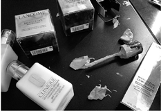 快递粉底收到一堆玻璃渣快递公司:系寄件方责任