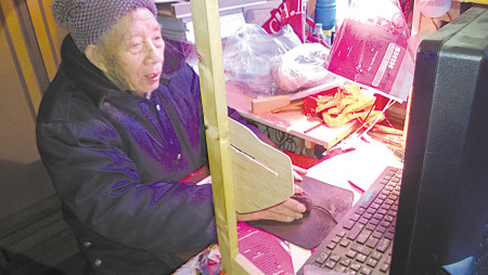 98岁老人读12年老年大学不愿毕业笔记10多本