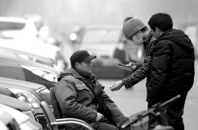 北京停车管理员上岗不戴新证自称尚未下发