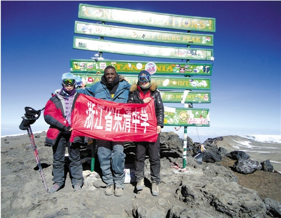 15岁女孩酷爱登大山征服非洲最高峰亲吻昆仑玉珠峰