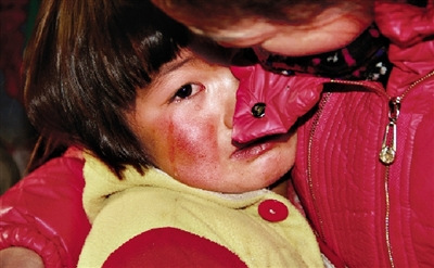 四岁拾柴女孩失去母亲听见别人叫妈妈就低头