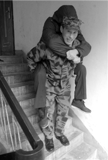 三轮车师傅每周三次准时准点背尿毒症邻居做透析