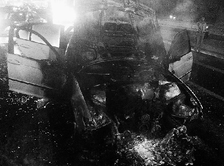 杭州德胜高架一辆宝马车昨晚自燃女司机幸未受伤