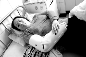 女子扶起两位摔倒老太自己滚落电梯受伤住院