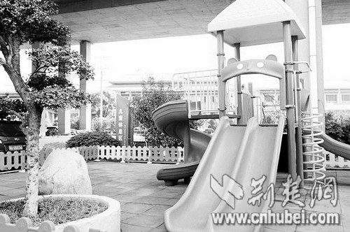 殡仪馆添置万元滑梯市民反问“谁有心情带孩子玩”