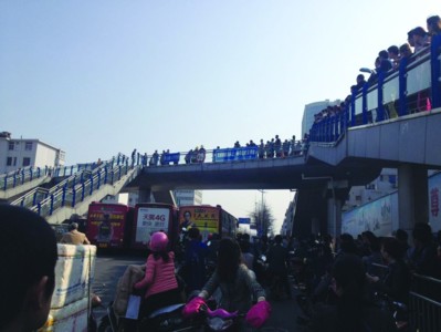 年轻女子闹市欲跳天桥3辆公交车停桥下当“气垫”