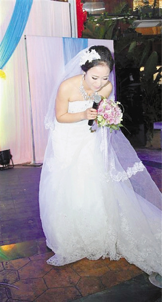大婚当天新郎得急性阑尾炎新娘含泪独自撑起婚宴